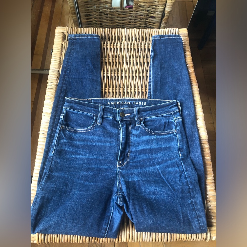 AMERICAN EAGLE OUTFITTERS HIGH RISE JEANS 💙